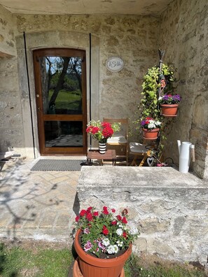 Exterior detail - Beautiful historical stone farmhouse apartment, this year with a POOL! (Guardiagrele)