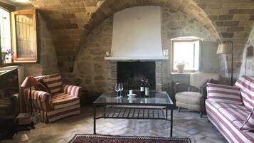 Fernseher, Kamin, Bücher