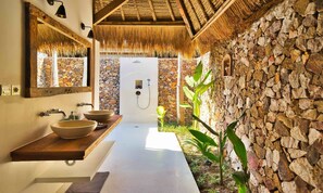 Deluxe Beachfront Bungalow | Bathroom | Shower, free toiletries, hair dryer, towels - Segara Lombok (Selong Belanak)