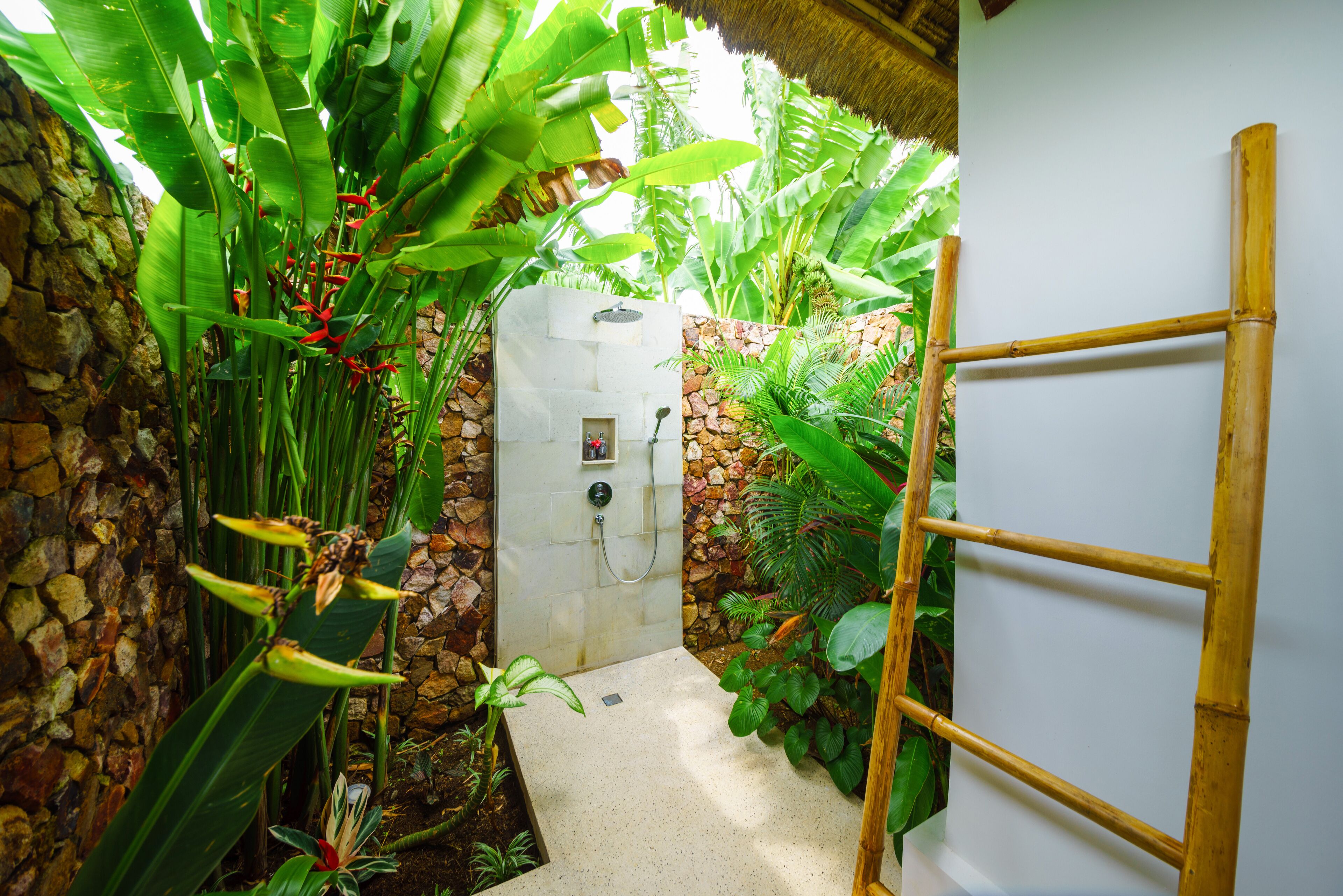 Bungalow Tradition | Salle de bain | Douche, articles de toilette gratuits, sèche-cheveux