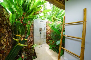 Traditional Bungalow | Bathroom | Shower, free toiletries, hair dryer, towels - Segara Lombok (Selong Belanak)