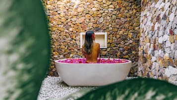 Deluxe Beachfront Bungalow | Deep-soaking bathtub