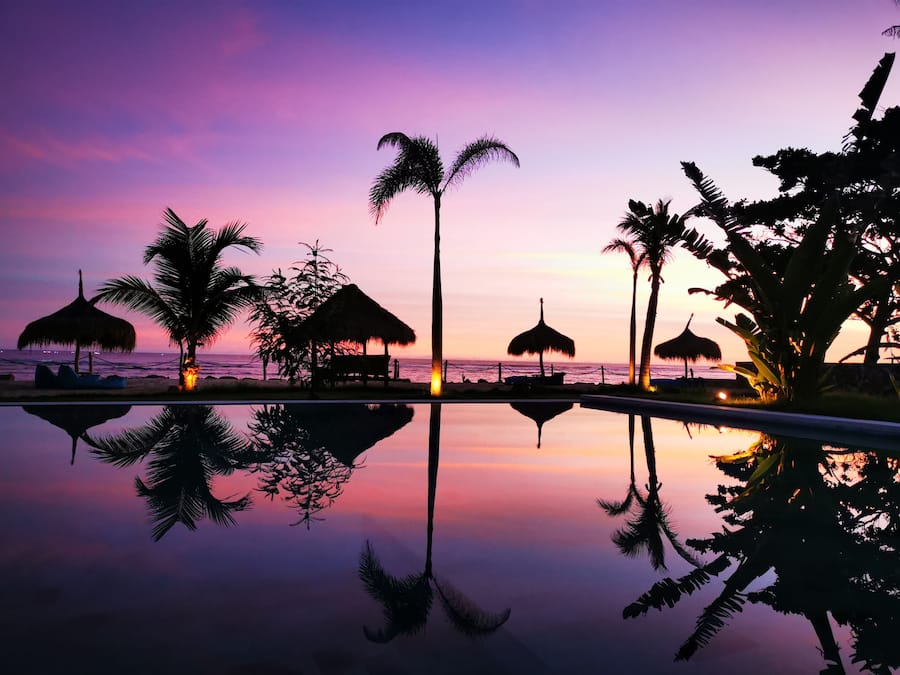 Piscina externa, funciona das 8h às 22h, guarda-sóis, espreguiçadeiras