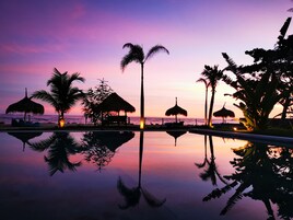 Piscina externa, funciona das 8h às 22h, guarda-sóis, espreguiçadeiras