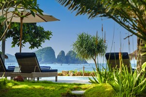 Piscina externa, funciona das 8h às 22h, guarda-sóis, espreguiçadeiras