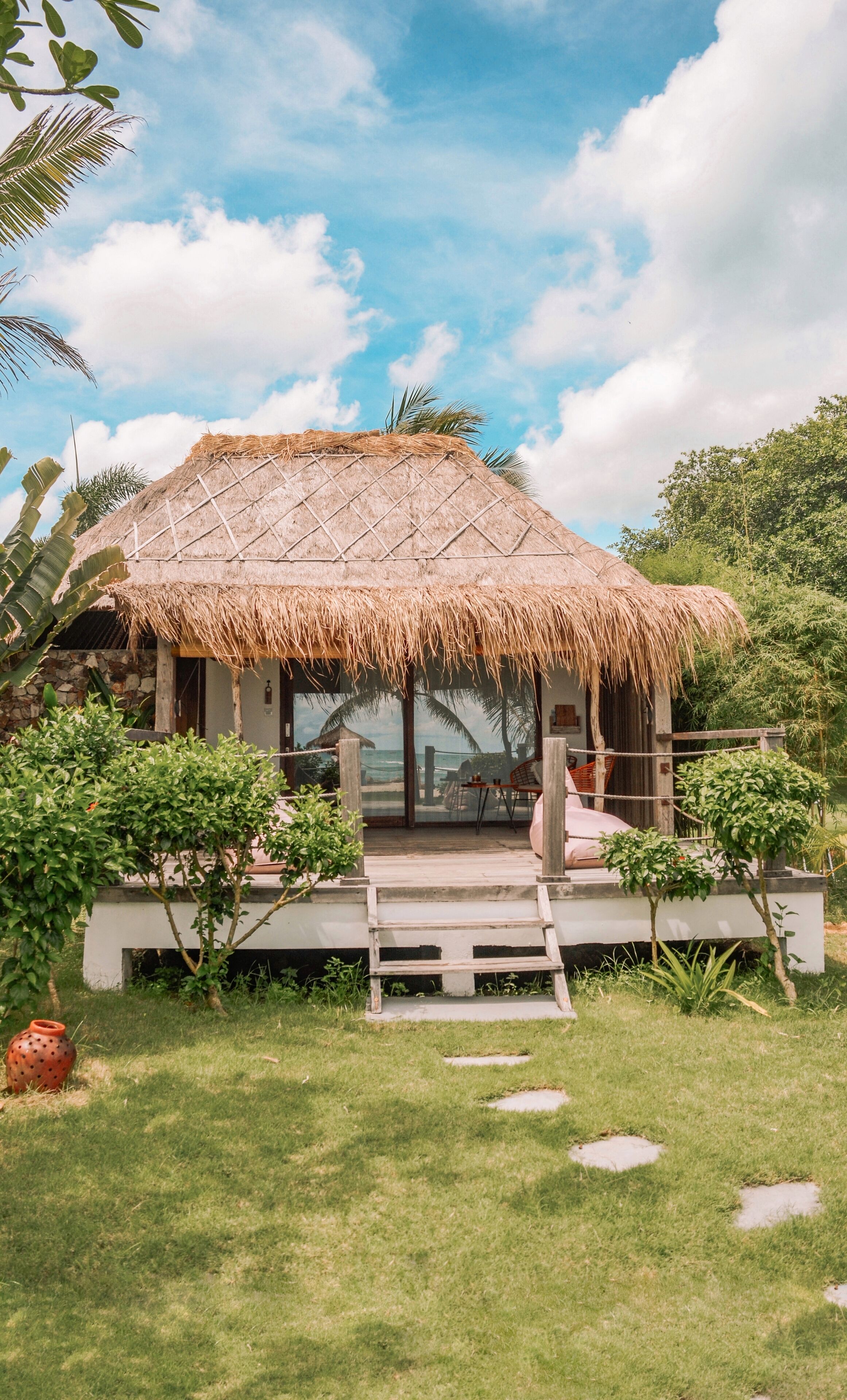 Deluxe Beachfront Bungalow | Terrace/patio