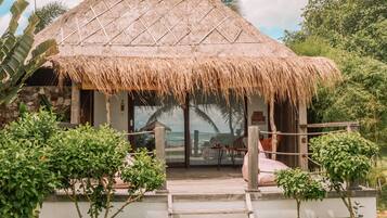 Deluxe Beachfront Bungalow | Terrace/patio