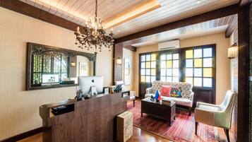 Coin salon dans le hall