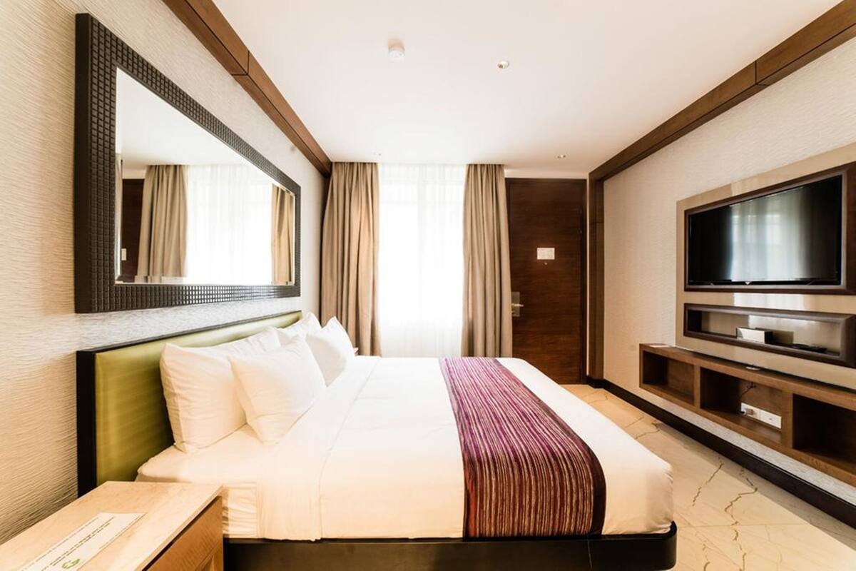 Deluxe King Room | Egyptian cotton sheets, premium bedding, desk, laptop workspace