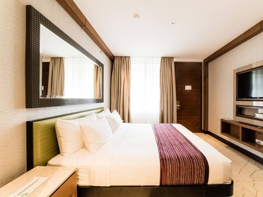 Deluxe King Room | Egyptian cotton sheets, premium bedding, individually decorated