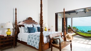 Uma cama de dossel com vista para o mar.