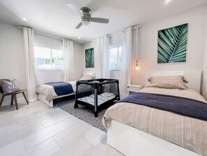 3 bedrooms, desk, iron/ironing board, travel crib - Cozy Cottage Near Vanderbilt Beach (Naples)