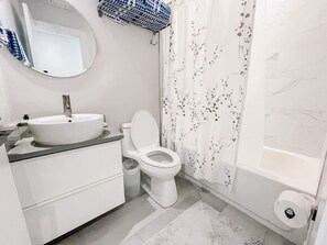Ensemble douche/baignoire, sèche-cheveux, savon