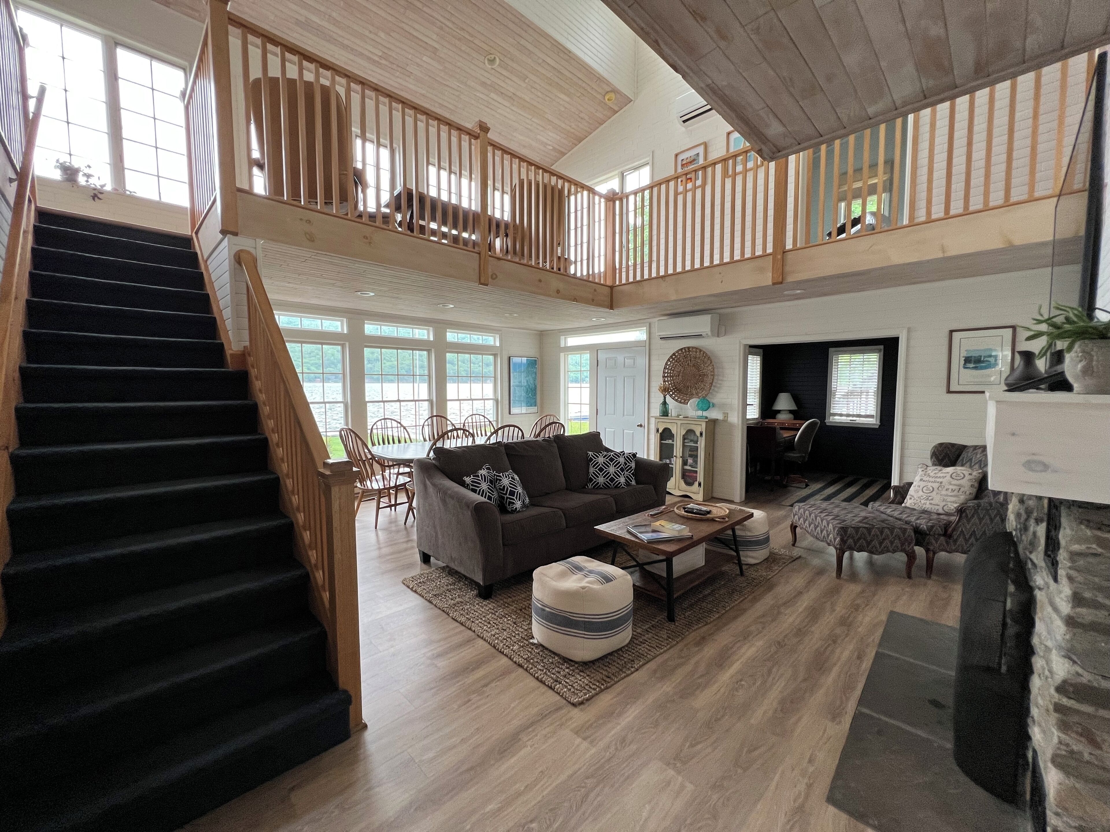 Televisión y chimenea 