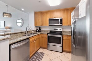 Refrigerador, microondas, horno, placa de cocina