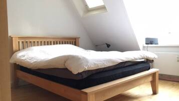 2 soveværelser, skrivebord, strygejern/strygebræt, weekendseng