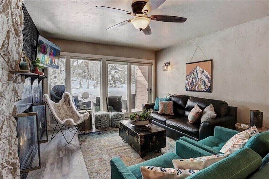 MTN Chic Ski In Condo Loaded with Modern Design Amenities!  Indoor Hot Tubs!