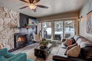 TV - Mountain-Chic Ski-In Condo - Modern Style, Shared Hot Tubs & Back Patio to Yard (Breckenridge)
