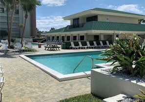 Una piscina al aire libre, una piscina climatizada