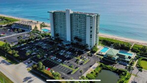 Un hotel moderno con piscina y vista a la playa.