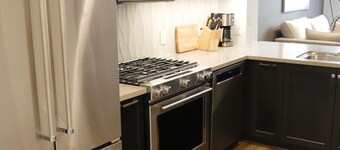 Gaslamp Condo Downtown, Free Parking, Pets stay free