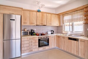 Fridge, microwave, oven, stovetop - Villa by the Lake with 2 Newly Built Private Pool (Georgioupolis)