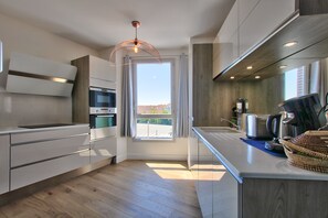 Kühlschrank, Mikrowelle, Ofen, Herdplatte