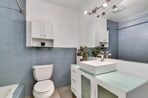 Combined shower/bathtub, hair dryer, towels, soap
