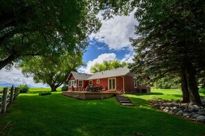 Exterior - Red House Homestead · Picturesque Paradise Valley Home near town & river (Livingston)