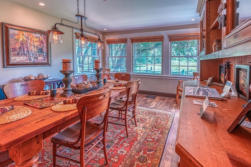 Kuvankaunis Paradise Valley Homestead eli "Punainen talo Carters Bridgellä"