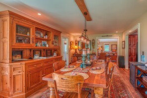 Dining - Red House Homestead · Picturesque Paradise Valley Home near town & river (Livingston)