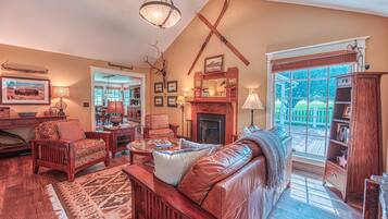 TV connectée, cheminée, livres