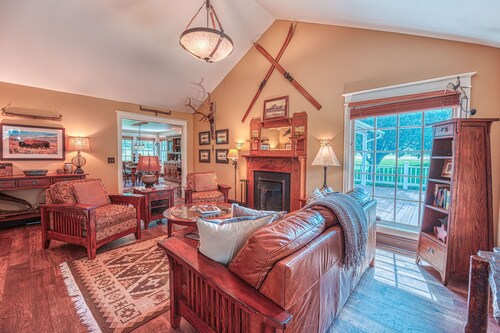 Red House Homestead · Picturesque Paradise Valley Home near town & river