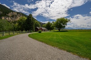 Property grounds - Red House Homestead · Picturesque Paradise Valley Home near town & river (Livingston)