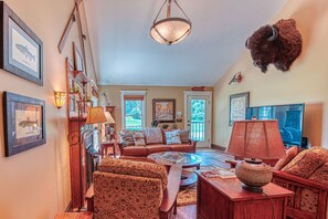 Smart TV, fireplace, books - Red House Homestead · Picturesque Paradise Valley Home near town & river (Livingston)