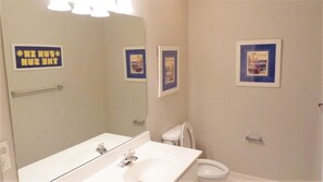 Combined shower/bathtub, hair dryer, towels