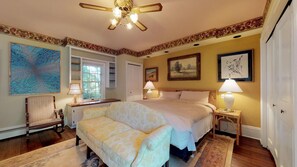 4 bedrooms, iron/ironing board, WiFi, bed sheets