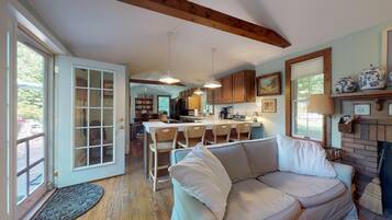 Smart-tv, een open haard, een dvd-speler en boeken