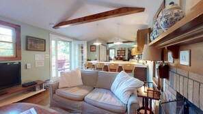 Smart TV, chimenea, reproductor de DVD y libros