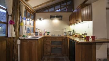 Fridge, stovetop, coffee/tea maker, electric kettle