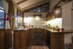 Kjøleskap, kokeplater, kaffetrakter/tekoker og vannkoker