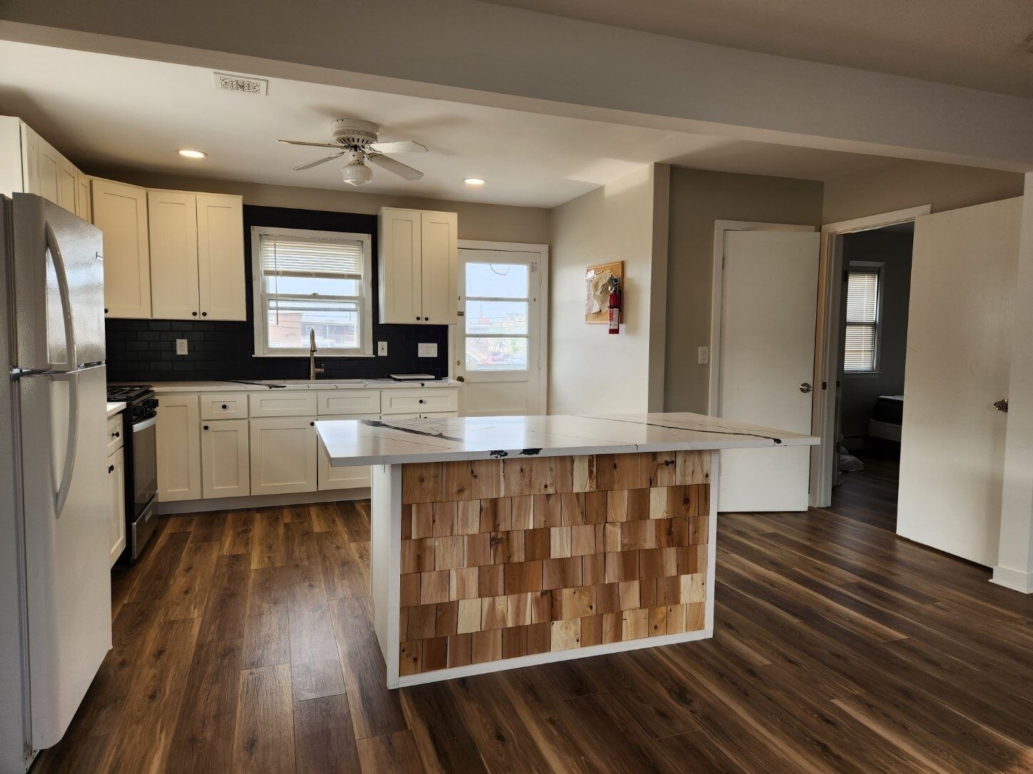 冷蔵庫、電子レンジ、オーブン、コンロ