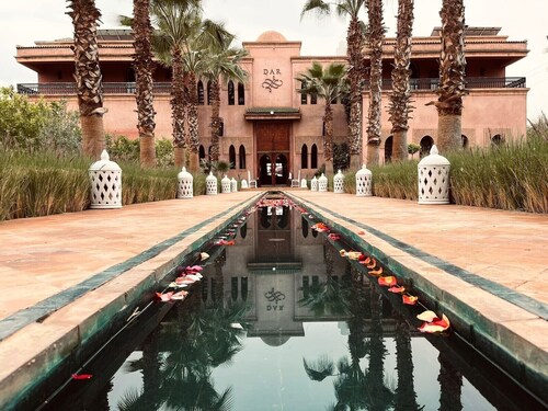 Exquisite retreat : 12 suites villa with verdant splendor and exclusive services