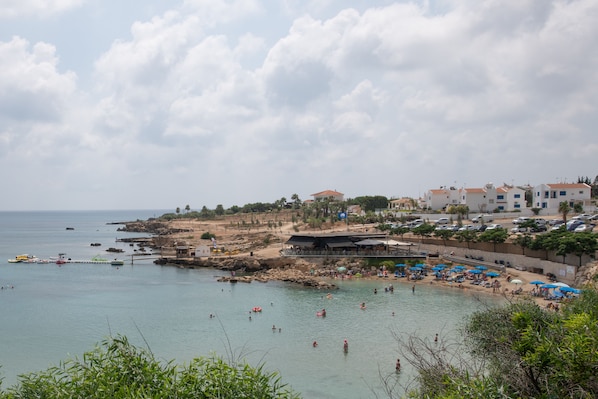 Playa en los alrededores y toallas de playa