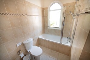 Bañera con ducha, secador de pelo, toallas, jabón