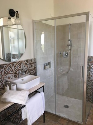 Phòng đôi hoặc 2 giường đơn, quang cảnh hồ | Phòng tắm | Buồng tắm vòi sen, đồ dùng nhà tắm miễn phí, máy sấy tóc, khăn tắm