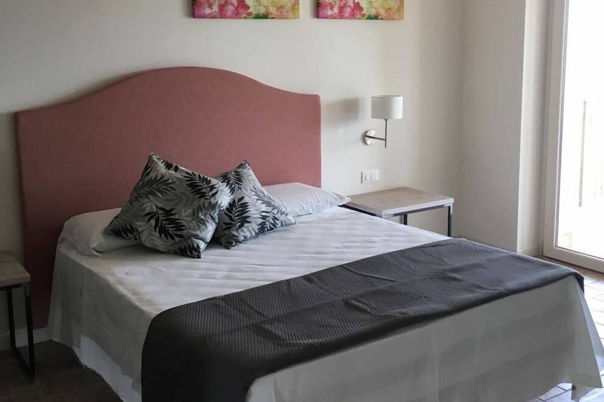 Habitación con 1 cama doble o 2 individuales, vistas al lago | Caja fuerte, escritorio, cortinas opacas y sistema de insonorización