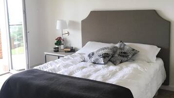 Chambre Premium, vue lac | Coffres-forts dans les chambres, bureau, rideaux occultants