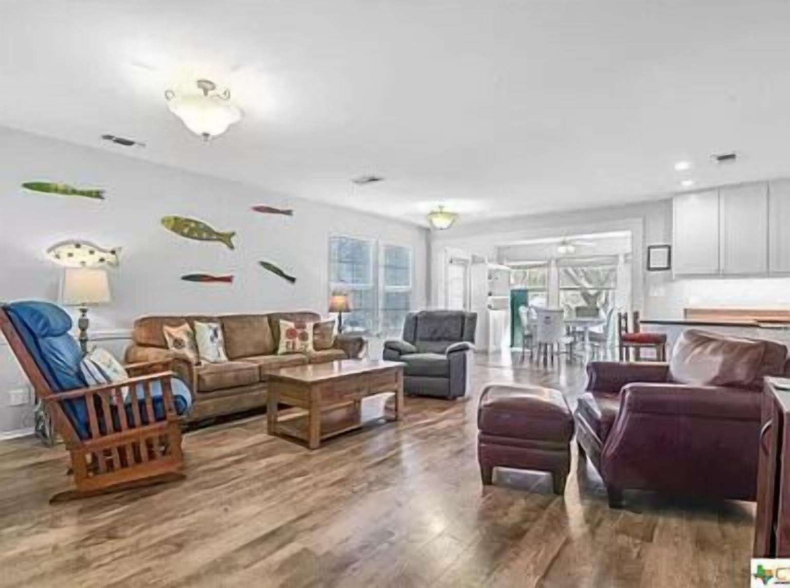 Een smart-tv en tafelvoetbal