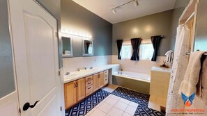 Combined shower/bathtub, towels - Pet Friendly | Large Deck | Mountain MoJoe (Angel Fire)